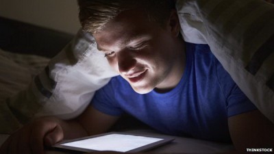 Menggunakan gadget sebelum tidur
